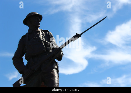 Holywood War Memorial avec ciel bleu Banque D'Images