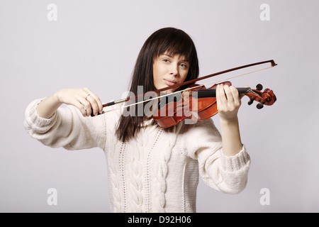 Belle fille avec violon studio shot Banque D'Images