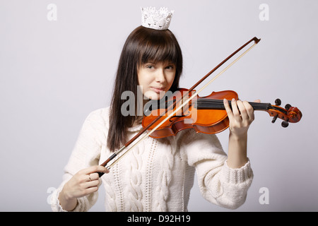 Belle fille avec violon studio shot Banque D'Images