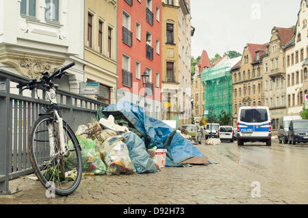 Meissen, Saxe, Allemagne, 9 Jun 2013.- nettoyage de Messen ville en Saxe d'Allemagne. Elbe avait inondé la ville de Meissen en Saxe et quelques autres villes le long de la rivière Elbe. Credit : kmt rf/Alamy Live News Banque D'Images