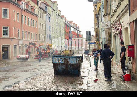 Meissen, Saxe, Allemagne, 9 Jun 2013.- nettoyage de Messen ville en Saxe d'Allemagne. Elbe avait inondé la ville de Meissen en Saxe et quelques autres villes le long de la rivière Elbe. Credit : kmt rf/Alamy Live News Banque D'Images