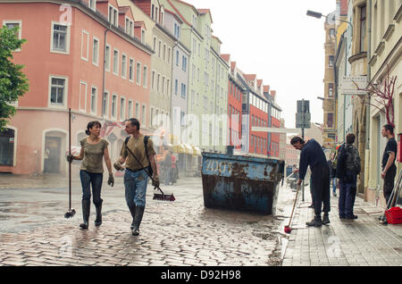 Meissen, Saxe, Allemagne, 9 Jun 2013.- nettoyage de Messen ville en Saxe d'Allemagne. Elbe avait inondé la ville de Meissen en Saxe et quelques autres villes le long de la rivière Elbe. Credit : kmt rf/Alamy Live News Banque D'Images