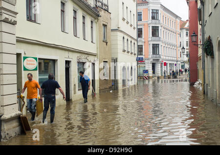 Meissen, Saxe, Allemagne, 9 Jun 2013.- nettoyage de Messen ville en Saxe d'Allemagne. Elbe avait inondé la ville de Meissen en Saxe et quelques autres villes le long de la rivière Elbe. Credit : kmt rf/Alamy Live News Banque D'Images