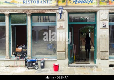 Meissen, Saxe, Allemagne, 9 Jun 2013.- nettoyage de Messen ville en Saxe d'Allemagne. Elbe avait inondé la ville de Meissen en Saxe et quelques autres villes le long de la rivière Elbe. Credit : kmt rf/Alamy Live News Banque D'Images