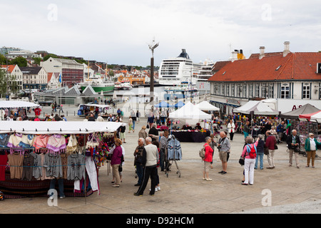Les étals du marché d'attirer des touristes de croisière à Stavanger en Norvège Banque D'Images