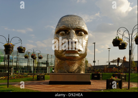 Le visage de Wigan - statue sculpture moderne par Rick Kirby en 2008 érigé dans le centre-ville de Wigan. Banque D'Images