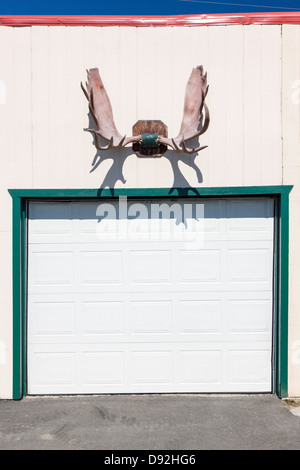 Lodge, Eureka roadhouse et restaurant. Bois de caribou ornent un bâtiment. Banque D'Images