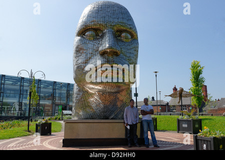 Le visage de Wigan - statue sculpture moderne par Rick Kirby en 2008 érigé dans le centre-ville de Wigan. Banque D'Images