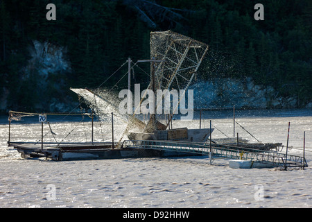 Utiliser le poisson des pêcheurs de subsistance des roues sur la rivière de cuivre qui va du glacier du cuivre, essayez les montagnes Chugach & Wrangall Banque D'Images