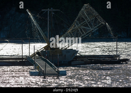 Utiliser le poisson des pêcheurs de subsistance des roues sur la rivière de cuivre qui va du glacier du cuivre, essayez les montagnes Chugach & Wrangall Banque D'Images