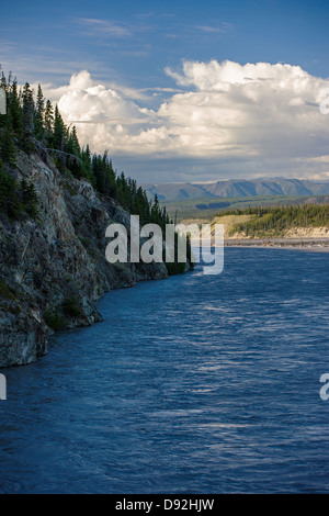 Les prises des pêcheurs de subsistance sur le saumon sauvage de la rivière de cuivre ; s'étend du Glacier de cuivre, à travers les montagnes Chugach & Wrangall AK Banque D'Images