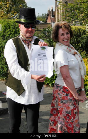 Bakewell, Derbyshire, Royaume-Uni. 9 juin 2013. L'arbitre de la concurrence et l'ancien député Edwina Currie avec Ian Cheetham, Best Dressed Darcy, gagnant du concours avant le Mr Darcy Custard Pie lutte qui ont marqué le bicentenaire de Jane Austen Orgueil et préjugés qui faisait partie-écrit de Bakewell. La lutte face annulation après les organisateurs avaient de la difficulté à trouver d'avion en raison de craintes sur la santé et la sécurité. Il a été rétabli après les assureurs olympique est intervenu. Les équipes, avec un seul membre habillé comme Darcy, avait pour protéger leurs Darcy alors que pieing équipes opposées. L'équipe la plus propre avec Darcy a gagné. Banque D'Images