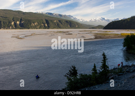 Les prises des pêcheurs de subsistance sur le saumon sauvage de la rivière de cuivre ; s'étend du Glacier de cuivre, à travers les montagnes Chugach & Wrangall AK Banque D'Images