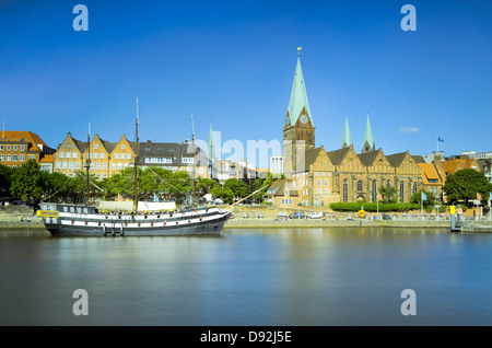 Vue sur la vieille ville de Brême de l'autre côté de la rivière, Allemagne Banque D'Images