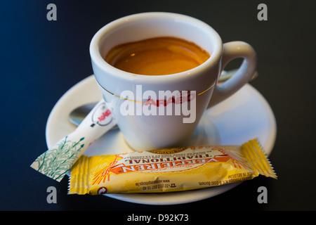 Une tasse de café, sucre et un biscotti Banque D'Images