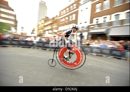 Londres, Royaume-Uni. 8 juin 2013. Un rider les virages à vitesse pendant la course Penny-Farthing Brooks. La course a eu lieu sur les rues autour de Smithfield Market dans le cadre de l'IG Markets nocturne de Londres. Crédit : Michael Preston/Alamy Live News Banque D'Images