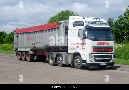 Une Volvo FH 500 unité de tracteur et remorque dans la livrée de M. E. Saunders & Sons Ltd., à Leicester, Leicestershire, Angleterre Banque D'Images