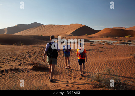 Escalade de la famille à côté des dunes de sable, près de Deadvlei Sossusvlei, Namib-Naukluft National Park, Namibie, Afrique Banque D'Images