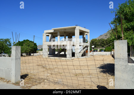 Bâtiment inachevé à Pefkos, Rhodes (Rodos), du Dodécanèse, Grèce, région sud de la Mer Egée Banque D'Images