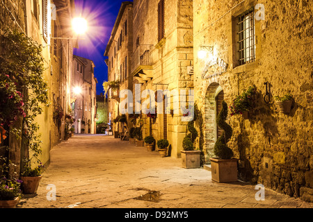 Ancienne ville de Pienza en Italie pendant la nuit. Banque D'Images