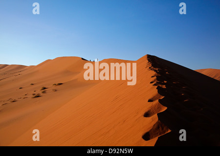Escalade de la famille à côté des dunes de sable, près de Deadvlei Sossusvlei, Namib-Naukluft National Park, Namibie, Afrique Banque D'Images