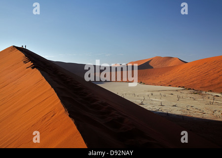 Escalade de la famille à côté des dunes de sable, près de Deadvlei Sossusvlei, Namib-Naukluft National Park, Namibie, Afrique Banque D'Images