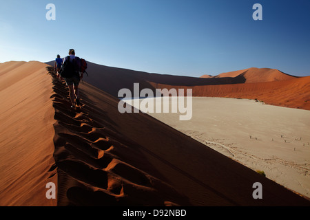 Escalade de la famille à côté des dunes de sable, près de Deadvlei Sossusvlei, Namib-Naukluft National Park, Namibie, Afrique Banque D'Images