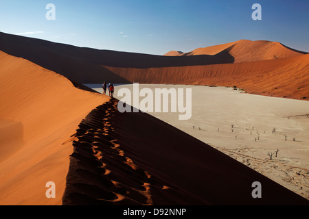 Escalade de la famille à côté des dunes de sable, près de Deadvlei Sossusvlei, Namib-Naukluft National Park, Namibie, Afrique Banque D'Images