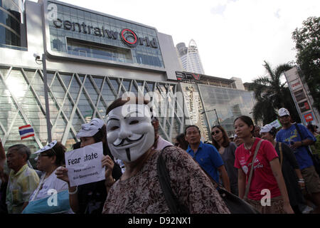 Bangkok , Thaïlande. 9 juin 2013. Masque Blanc rallye de manifestants à la commercial CentralWorld Bangkok Art and Culture Centre. Les manifestants portant des "Guy Fawkes' continuent à se rallier à Bangkok et d'autres parties de la Thaïlande contre le gouvernement de Yingluck Shinawatra, qui opposants dire est un 'régime' marionnettes fugitives contrôlée par l'ancien premier ministre Thaksin Shinawatra. Crédit : John Vincent/Alamy Live News Banque D'Images