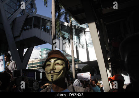 Bangkok , Thaïlande. 9 juin 2013.masque blanc rallye de manifestants à la commercial CentralWorld Bangkok Art and Culture Centre. Les manifestants portant des "Guy Fawkes' continuent à se rallier à Bangkok et d'autres parties de la Thaïlande contre le gouvernement de Yingluck Shinawatra, qui opposants dire est un 'régime' marionnettes fugitives contrôlée par l'ancien premier ministre Thaksin Shinawatra. Crédit : John Vincent/Alamy Live News Banque D'Images