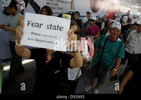 Bangkok , Thaïlande. 9 juin 2013. Un manifestant montrant son slogan au cours de rally . Les manifestants portant des "Guy Fawkes' continuent à se rallier à Bangkok et d'autres parties de la Thaïlande contre le gouvernement de Yingluck Shinawatra, qui opposants dire est un 'régime' marionnettes fugitives contrôlée par l'ancien premier ministre Thaksin Shinawatra. Crédit : John Vincent/Alamy Live News Banque D'Images