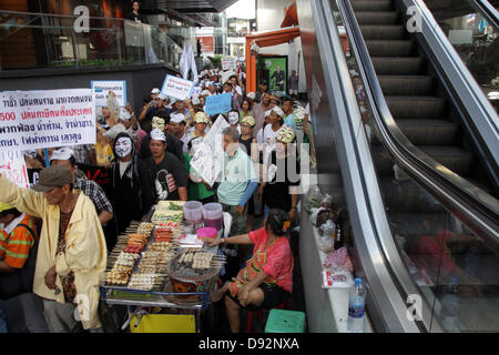 Bangkok , Thaïlande. 9 juin 2013. Guy Fawkes manifestants masqués lors d'une manifestation à proximité de la station de BTS Siam Bangkok Art and Culture Center. Les manifestants portant des "Guy Fawkes' continuent à se rallier à Bangkok et d'autres parties de la Thaïlande contre le gouvernement de Yingluck Shinawatra, qui opposants dire est un 'régime' marionnettes fugitives contrôlée par l'ancien premier ministre Thaksin Shinawatra. Crédit : John Vincent/Alamy Live News Banque D'Images