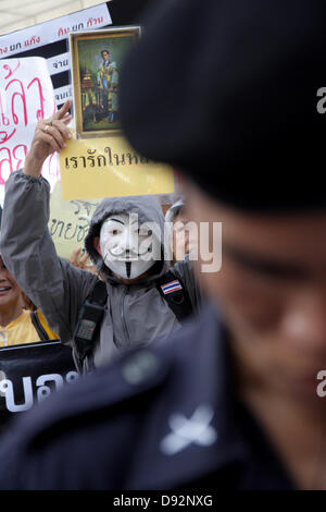 Bangkok , Thaïlande. 9 juin 2013. Guy Falkes masque blanc au cours de manifestants protester derrière une émeute policier à la Bangkok Art and Culture Centre. Les manifestants portant des "Guy Fawkes' continuent à se rallier à Bangkok et d'autres parties de la Thaïlande contre le gouvernement de Yingluck Shinawatra, qui opposants dire est un 'régime' marionnettes fugitives contrôlée par l'ancien premier ministre Thaksin Shinawatra. Crédit : John Vincent/Alamy Live News Banque D'Images