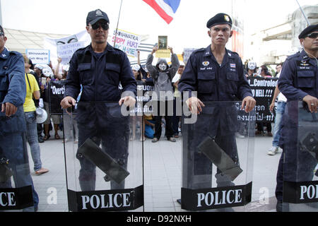 Bangkok , Thaïlande. 9 juin 2013. Guy Falkes masque blanc au cours de manifestants protester derrière une émeute policier à la Bangkok Art and Culture Centre. Les manifestants portant des "Guy Fawkes' continuent à se rallier à Bangkok et d'autres parties de la Thaïlande contre le gouvernement de Yingluck Shinawatra, qui opposants dire est un 'régime' marionnettes fugitives contrôlée par l'ancien premier ministre Thaksin Shinawatra. Crédit : John Vincent/Alamy Live News Banque D'Images