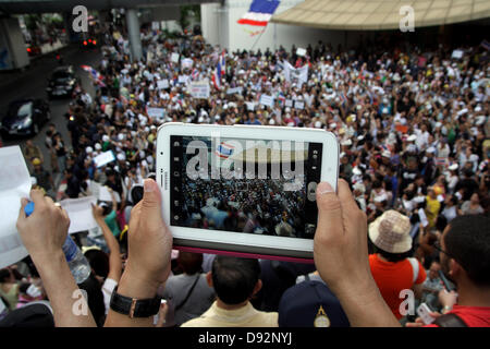 Bangkok , Thaïlande. 9 juin 2013. Un homme de prendre une photo de manifestants pendant au Bangkok Art and Culture Centre. Les manifestants portant des "Guy Fawkes' continuent à se rallier à Bangkok et d'autres parties de la Thaïlande contre le gouvernement de Yingluck Shinawatra, qui opposants dire est un 'régime' marionnettes fugitives contrôlée par l'ancien premier ministre Thaksin Shinawatra. Crédit : John Vincent/Alamy Live News Banque D'Images