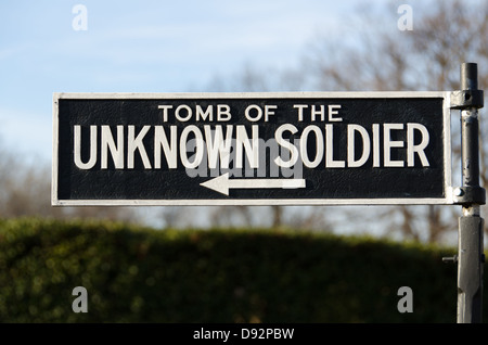 Tombe du Soldat inconnu au Cimetière Arlington signe Banque D'Images