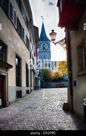 Street View dans la vieille ville de Zurich à l'Eglise St Peter, Suisse Banque D'Images