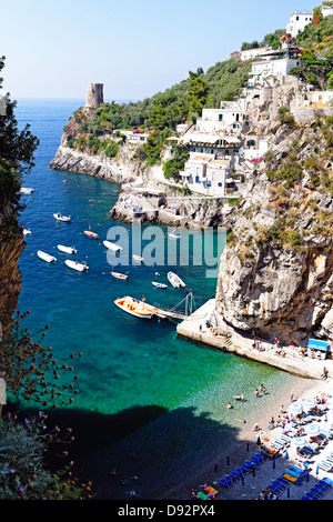 À la recherche jusqu'à une petite plage de la côte amalfitaine, Praiano, Campanie, Italie Banque D'Images