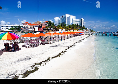 Parasol tables ombragées le long d'une plage, Playa Tortugas, Cancun, Quintana Roo, Yucatan, Mexique, Banque D'Images