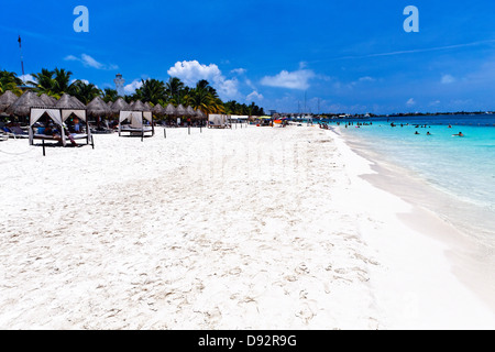 Scène de plage avec auvents ( Playa Norte) Plage du Nord, Isla Mujeres, Quintana Roo, Mexique Banque D'Images