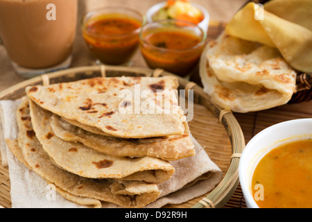 Cuisine indienne, Chapati, pain plat roti canai, dal, curry, Teh Tarik ou extrait de thé, acar. Célèbre la cuisine indienne. Banque D'Images