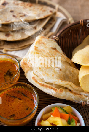 Repas indien, Chapati, pain plat roti canai, dal, curry, Teh Tarik ou extrait de thé, acar. Célèbre nourriture indienne. Banque D'Images