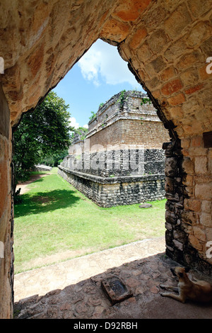 Base pyramidale vu à travers une arche, Ek Balam, ruines mayas, Yucatan, Mexique Banque D'Images