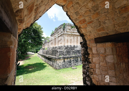 Base pyramidale vu à travers une arche, Ek Balam, ruines mayas, Yucatan, Mexique Banque D'Images