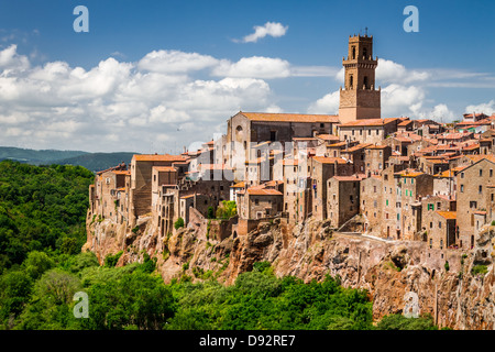 La ville de Pitigliano sur la falaise en été, Italie Banque D'Images