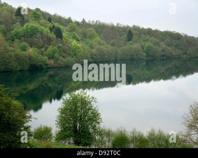 Paysage idyllique montrant un maar dans le Vulkan Eifel, qui est une région dans les montagnes Eifel en Allemagne Banque D'Images