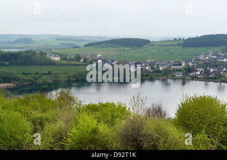 Paysage idyllique montrant un maar dans le Vulkan Eifel, qui est une région dans les montagnes Eifel en Allemagne Banque D'Images