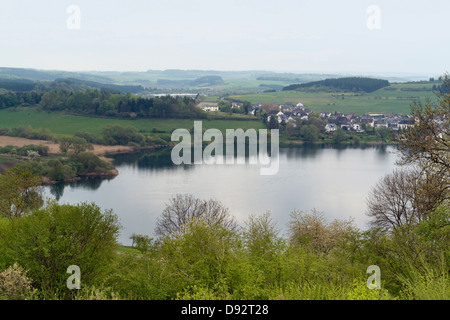 Paysage idyllique montrant un maar dans le Vulkan Eifel, qui est une région dans les montagnes Eifel en Allemagne Banque D'Images