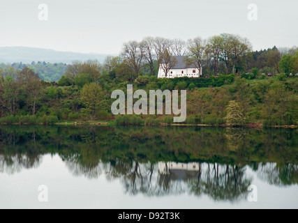 Soirée idyllique paysage montrant un maar et d'une petite chapelle dans le Vulkan Eifel, qui est une région dans les montagnes Eifel (Allemagne) Banque D'Images