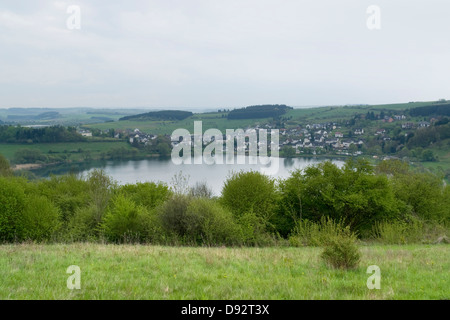 Paysage brumeux idyllique montrant un maar dans le Vulkan Eifel, qui est une région dans les montagnes Eifel en Allemagne Banque D'Images